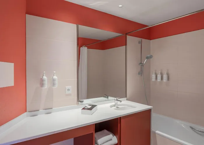 Spark By Hilton Lyon Eurexpo ホテル 3*